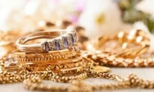 Gold Silver Price: इस महीने सोना वायदा 2100 और चांदी 5200 रुपये हुई सस्ती, जानिए कीमती धातुओं की कीमतें