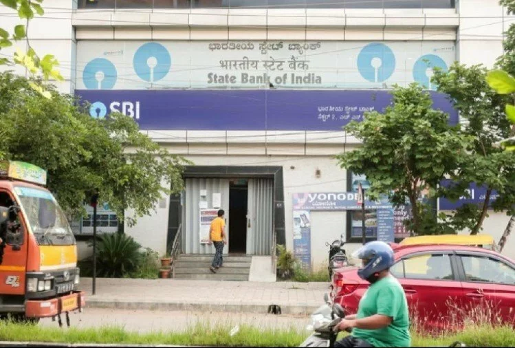 SBI Doorstep Banking: एक कॉल पर घर बैठे मंगवा सकते हैं 20 हजार रुपये तक कैश, अपने ग्राहकों को एसबीआई दे रहा है खास सुविधा