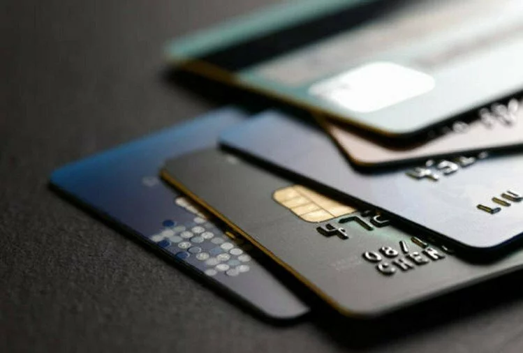 Debit-Credit Card Rule: करते हैं डेबिट-क्रेडिट कार्ड का इस्तेमाल, तो आपको जानने चाहिए अपने ये अधिकार