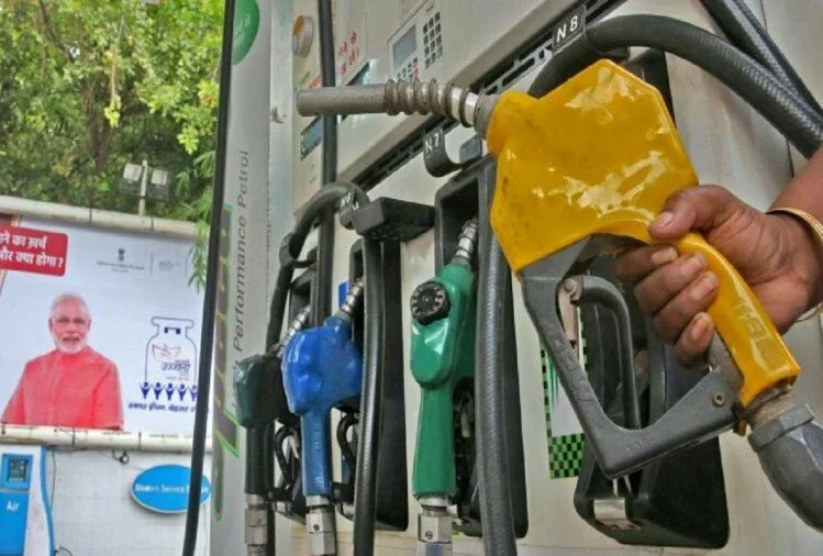 Petrol Diesel Price: आज नहीं बदले तेल के दाम, कई शहरों में पेट्रोल 100 के पार, जानिए अपने शहर में कीमतें