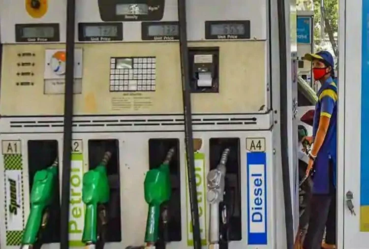 Petrol Diesel Price: आज 15वें दिन भी तेल के नहीं बदले दाम, कई शहरों में पेट्रोल 100 से ऊपर, जानिए अपने शहर में कीमतें