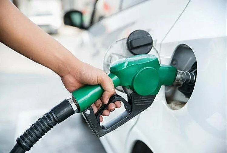 Petrol Diesel Price: आज 16वें दिन भी तेल के नहीं बदले दाम, कई शहरों में पेट्रोल 100 से ऊपर, जानिए अपने शहर में कीमतें