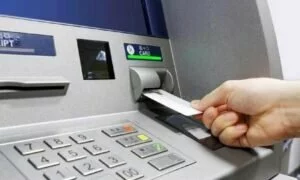 Banking Tips: एटीएम कार्ड धारक सावधान, भूलकर भी न करें ये गलतियां, वरना खाली हो जाएगा बैंक खाता