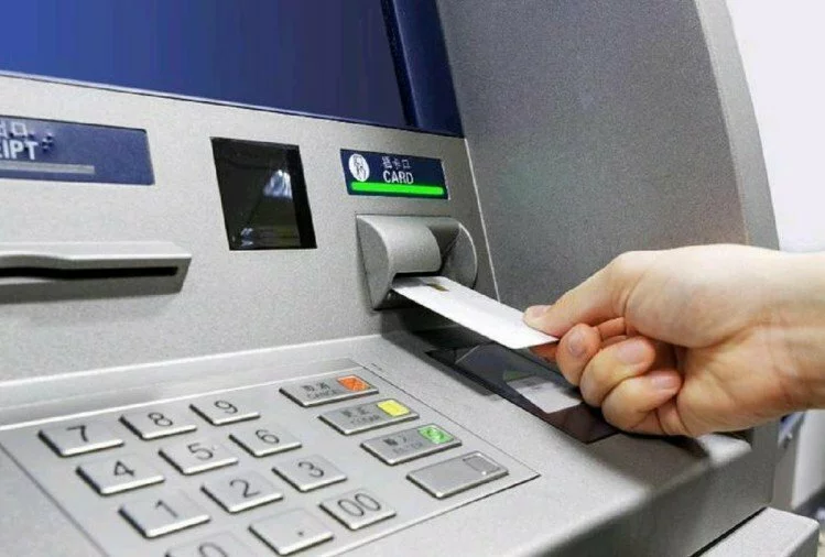 Banking Tips: एटीएम कार्ड धारक सावधान, भूलकर भी न करें ये गलतियां, वरना खाली हो जाएगा बैंक खाता