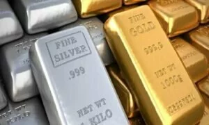 Gold Silver Latest Price: सोना 563 रुपये सस्ता, चांदी की कीमत 1186 रुपये टूटी, जानें आज का ताजा भाव