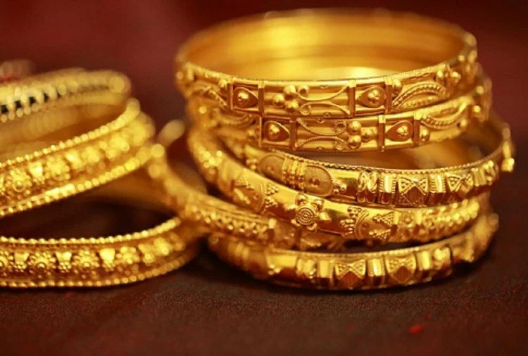Gold Silver Rate Today: सोने की कीमत 302 रुपये कम हुई, चांदी का भाव 597 रुपये टूटा, जानें ताजा भाव