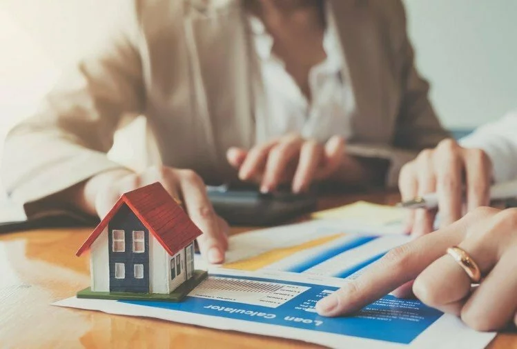 Home Loan Tips: क्या आप भी होम लोन के कर्ज में डूबते जा रहे हैं? इस तरह कम हो सकता है ईएमआई का बोझ