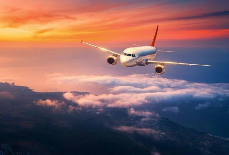 flights canceled globally: ओमिक्रॉन के साये में दुनियाभर की 4000 उड़ानें रद्द, छुट्टियों के हफ्ते में बढ़ी परेशानी