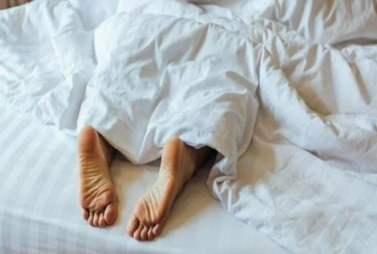 Sleep and Disha: सोते समय दक्षिण दिशा में नहीं होने चाहिए आपके पैर, जानें क्यों
