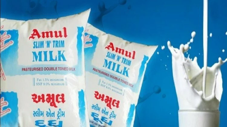 Amul Price Hike: अमूल ने दिया ग्राहकों को झटका, दो रुपये प्रति लीटर बढ़ाए दूध के दाम, नई कीमतें मंगलवार से लागू