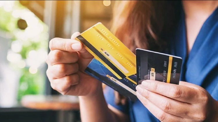 Credit Card Spends: इस साल क्रेडिट कार्ड से खर्च करने में कतरा रहे भारतीय, त्योहारी सीजन के बाद आई कमी