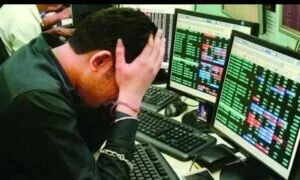 Stock Market Crashed: निवेशकों को तगड़ा झटका, भारी गिरावट के चलते डूबे पांच लाख करोड़, जानें वजह