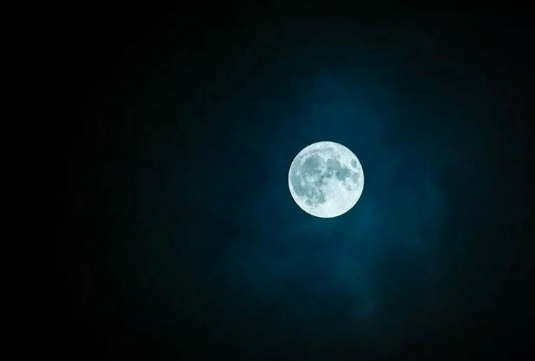जानें ज्योतिष में चन्द्रमा का क्या है महत्व, कुंडली में चन्द्रमा की स्थिति जातक को कैसे करती है प्रभावित