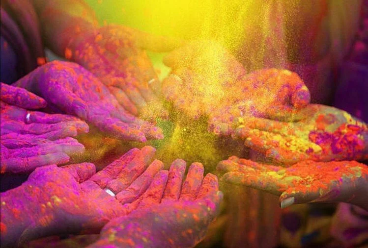 Holi 2022: होली पर राशि अनुसार करें रंगों का चुनाव, जीवन में आएगी सुख-शांति और मिलेगा धन लाभ