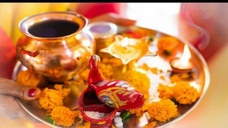 Puja Path Tips: पूजा में भूलकर भी न करें इन फूलों का प्रयोग, वरना नाराज हो सकते हैं देवता